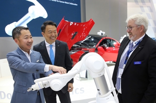 박정원, 독일 로봇전시회에서 "두산 4차산업 사업기회 발굴해야" 
