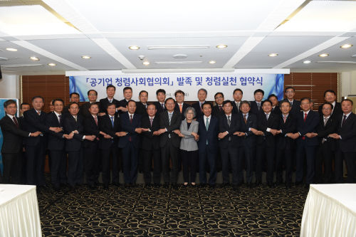 <a href='https://www.businesspost.co.kr/BP?command=article_view&num=170146' class='human_link' style='text-decoration:underline' target='_blank'>김종갑</a>, 국민권익위 공기업 청렴사회협의회 의장으로 활동 시작 