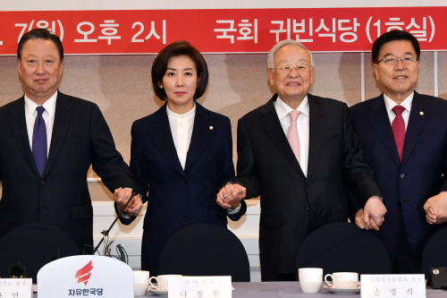 나경원, <a href='https://www.businesspost.co.kr/BP?command=article_view&num=308905' class='human_link' style='text-decoration:underline' target='_blank'>손경식</a> <a href='https://www.businesspost.co.kr/BP?command=article_view&num=162150' class='human_link' style='text-decoration:underline' target='_blank'>박용만</a> 만나 "경제 친화적 노동개혁에 힘쓰겠다"