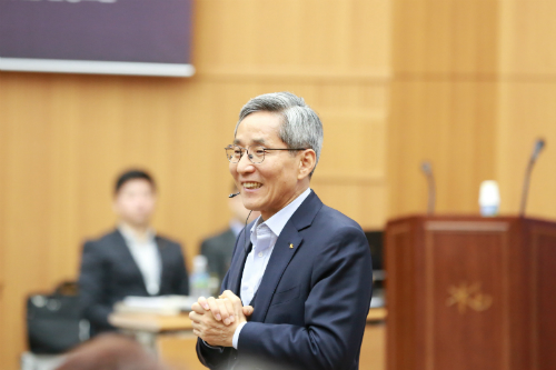 윤종규 "세상 바꾸는 KB금융 위해 경영진이 솔선수범 해야"