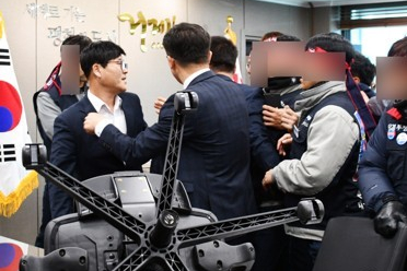 대우조선해양 노조 거제시장 집무실 점거, "매각반대 분명히 해야"