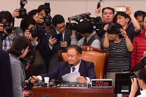 국회에서 한국당 강한 반발 속에 공수처법 패스트트랙 법안 지정