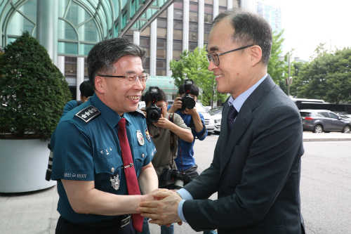 퇴임 앞둔 검찰총장 문무일, 경찰청 찾아 민갑룡에게 인사 