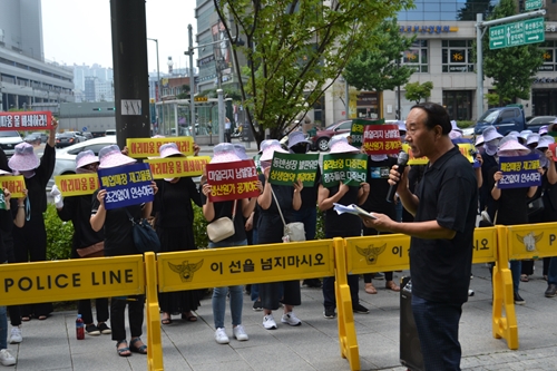 아모레퍼시픽, 가맹점과 갈등에 '아리따움 라이브' 전환 늦어지나 속타 