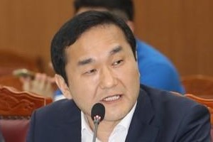 한국당 의원 엄용수, 불법자금 항소심에서도 '의원직 상실 형' 받아 