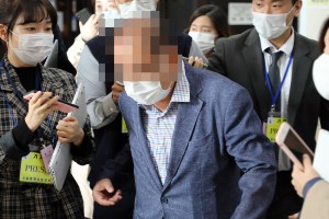 '옵티머스 로비 의혹' 금감원 전 국장, 특혜대출 알선혐의 항소심 출석