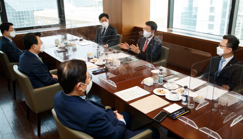 은성수 금융협회장들과 상환유예 연장 공감, 연착륙방안 내놓기로