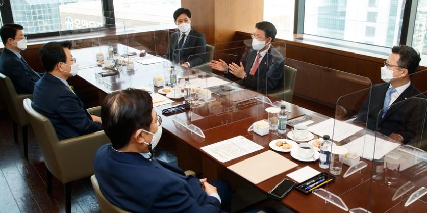 은성수 금융협회장들과 상환유예 연장 공감, 연착륙방안 내놓기로