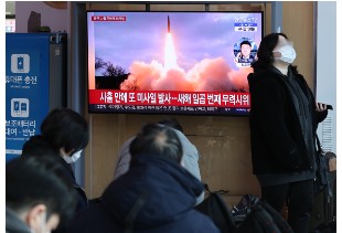 문재인 북한 미사일 발사 비판, "국제사회 도전이자 안보리 결의 위배"