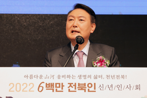 <a href='https://www.businesspost.co.kr/BP?command=article_view&num=357279' class='human_link' style='text-decoration:underline' target='_blank'>윤석열</a> '적폐수사' <a href='https://www.businesspost.co.kr/BP?command=article_view&num=266670' class='human_link' style='text-decoration:underline' target='_blank'>문재인</a> 사과 요구 거절, "제 사전에 정치보복 없다"