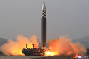 북한 동해상으로 탄도미사일 발사, 인수위 "평화 위협하는 중대한 도발"