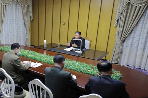 북한 코로나19 확산에 18만 명 격리, 김정은 방역체계 허점 질책 