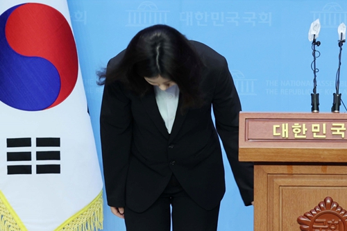 '10초' 고개숙인 박지현 “정말 잘못했다, 기회 주면 민주당 바꾸겠다”
