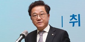 <a href='https://www.businesspost.co.kr/BP?command=article_view&num=357913' class='human_link' style='text-decoration:underline' target='_blank'>강석훈</a> 산업은행 부산 이전 추진에 노조 반발, 소통위원회가 출구 되나