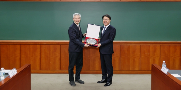 포스코홀딩스 최정우 한국협상학회 대상 받아, "철강 탄소중립 이끌어"