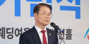 노동자 시위 유혈진압에 한국노총도 등 돌려, <a href='https://www.businesspost.co.kr/BP?command=article_view&num=283912' class='human_link' style='text-decoration:underline' target='_blank'>이정식</a> 노정대화 상대 실종 위기