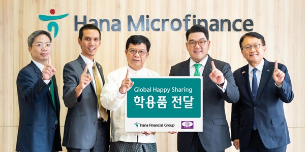 하나금융 ESG 바통받은 <a href='https://www.businesspost.co.kr/BP?command=article_view&num=320473' class='human_link' style='text-decoration:underline' target='_blank'>이은형</a>, 금융권 사회적책임 부각에 광폭행보