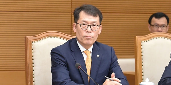 <a href='https://www.businesspost.co.kr/BP?command=article_view&num=342189' class='human_link' style='text-decoration:underline' target='_blank'>김성태</a> 기업은행 베트남법인 인가 실마리 찾아, 부실은행 인수 조건은 난제