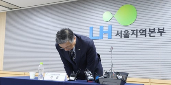 LH 사장 <a href='https://www.businesspost.co.kr/BP?command=article_view&num=343859' class='human_link' style='text-decoration:underline' target='_blank'>이한준</a> "철근누락 5곳 빼고 발표 송구, 거취는 정부 뜻에 따르겠다"