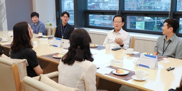 우리은행장 조병규 젊은 행원과 점심식사하며 소통, 별명 부르고 '꿀팁' 공유