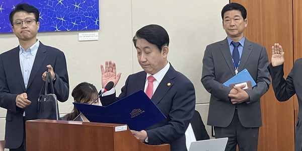 이동관 방통위 국감 신고식, 여야 증인·참고인도 없이 ‘가짜뉴스’ 공방 총력전