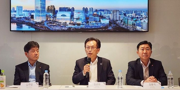 롯데 화학군 고부가 제품 비중 확대, 김교현 “민첩한 움직임 필요한 때”