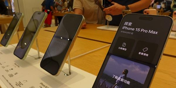 애플 아이폰 중국에서 점유율 4위로 밀려, 폴더블과 AI 스마트폰 경쟁 심화