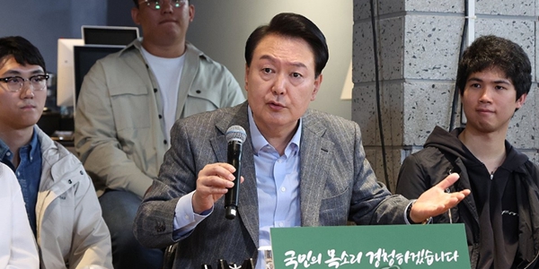 '은행 수난시대' 은행장들의 선택 <a href='https://www.businesspost.co.kr/BP?command=article_view&num=337349' class='human_link' style='text-decoration:underline' target='_blank'>조용병</a>, 은행연합회장 당면과제 상생금융