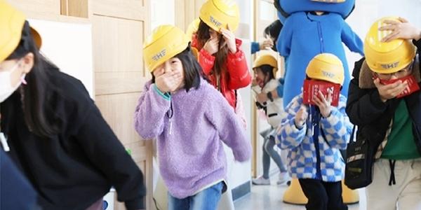 현대건설 어린이 재난 안전사업 진행, '재난대피가방' 전달