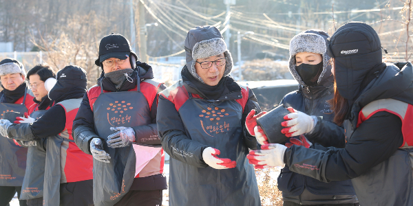 롯데건설 서울·부산 취약계층에 연탄 전달, 박현철 "따뜻한 겨울 도움 되길"