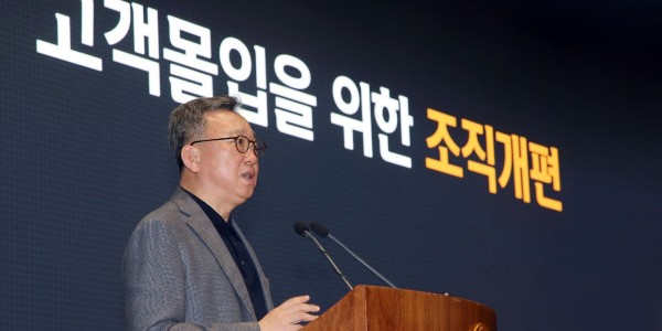 신한은행 상반기 경영전략회의, <a href='https://www.businesspost.co.kr/BP?command=article_view&num=353872' class='human_link' style='text-decoration:underline' target='_blank'>정상혁</a> “고객몰입 조직으로 전환 필요”