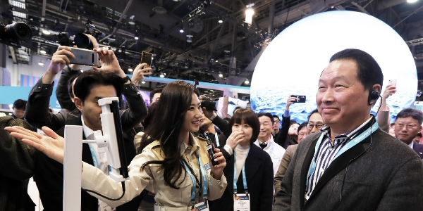 CES2024 간 <a href='https://www.businesspost.co.kr/BP?command=article_view&num=337844' class='human_link' style='text-decoration:underline' target='_blank'>최태원</a> “AI 시대 융합이 화두, 에너지와 환경문제도 해결해야”