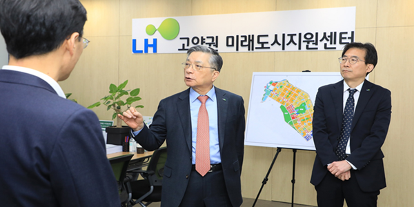 LH <a href='https://www.businesspost.co.kr/BP?command=article_view&num=343859' class='human_link' style='text-decoration:underline' target='_blank'>이한준</a> 고양 미래도시 지원센터 점검, “1기 신도시 정비 위한 전초기지”