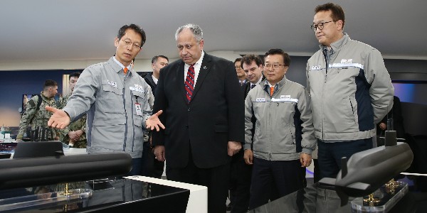 미 해군성 장관 한화오션 함정 건조현장 방문, "함정 수리 맡길 곳 찾는다" 