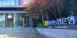 <a href='https://www.businesspost.co.kr/BP?command=article_view&num=344019' class='human_link' style='text-decoration:underline' target='_blank'>이석용</a> NH농협은행 실적 순항에도 연임 불투명, 지배구조 내부통제 변수로