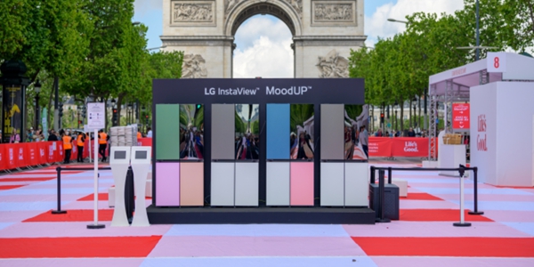 LG전자 파리 샹젤리제 거리서 '무드업 냉장고' 출시 행사, 17만 가지 조합 색상 연출