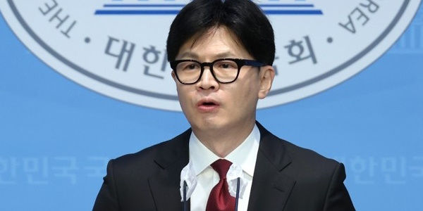 외연확장 묘수 VS 당분열 자충수, <a href='https://www.businesspost.co.kr/BP?command=article_view&num=361438' class='human_link' style='text-decoration:underline' target='_blank'>한동훈</a> ‘채 상병 특검법안’ 수용 입장에 국힘 격랑 속으로