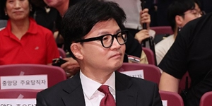 ‘김건희 문자’에 ‘연판장 논란’까지 공격받는 <a href='https://www.businesspost.co.kr/BP?command=article_view&num=361438' class='human_link' style='text-decoration:underline' target='_blank'>한동훈</a>, 극복하면 <a href='https://www.businesspost.co.kr/BP?command=article_view&num=357279' class='human_link' style='text-decoration:underline' target='_blank'>윤석열</a> 레임덕?