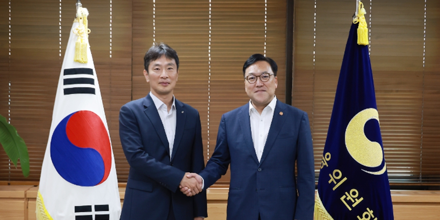 금리인하 기대에도 꿈쩍않는 대출금리, 당국 압박 속 시중은행은 '속웃음'