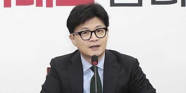 국힘 경기침체 우려에 금리·물가 대책 채비, <a href='https://www.businesspost.co.kr/BP?command=article_view&num=361438' class='human_link' style='text-decoration:underline' target='_blank'>한동훈</a> 민생으로 특검 공세 '방어' 