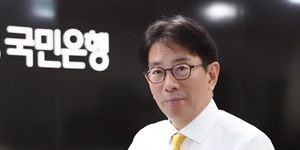 <a href='https://www.businesspost.co.kr/BP?command=article_view&num=342021' class='human_link' style='text-decoration:underline' target='_blank'>이재근</a> 상반기 KB국민은행 보수 14억, <a href='https://www.businesspost.co.kr/BP?command=article_view&num=341029' class='human_link' style='text-decoration:underline' target='_blank'>이승열</a> 하나은행서 9억 받아 