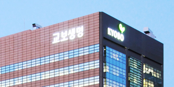 [빅웨이브 리더십] 업황 악화에 지주사 전환까지 앞둔 교보생명, <a href='https://www.businesspost.co.kr/BP?command=article_view&num=356603' class='human_link' style='text-decoration:underline' target='_blank'>신창재</a> 무기는 ‘디지털’