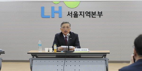 LH 부채비율 233%로 확대 추진, <a href='https://www.businesspost.co.kr/BP?command=article_view&num=343859' class='human_link' style='text-decoration:underline' target='_blank'>이한준</a> "3기 신도시 보상 위해 정부와 협의"