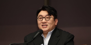 하이브 기업가치 상승동력 안 보여, <a href='https://www.businesspost.co.kr/BP?command=article_view&num=355173' class='human_link' style='text-decoration:underline' target='_blank'>방시혁</a> 전환사채 상환 규모 커져 난감