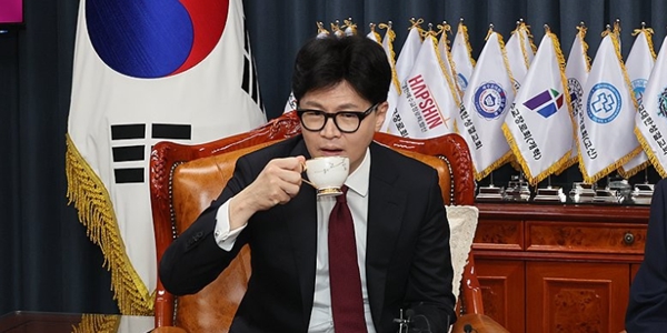 의료붕괴에 국민의힘 지지율 하락세, <a href='https://www.businesspost.co.kr/BP?command=article_view&num=361438' class='human_link' style='text-decoration:underline' target='_blank'>한동훈</a> '정부와 차별화' 시험대 올라