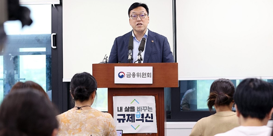 금감원장 <a href='https://www.businesspost.co.kr/BP?command=article_view&num=354877' class='human_link' style='text-decoration:underline' target='_blank'>이복현</a> '금융위 흐름' 따라 은행 자율성 강조, 제각각 대출 기준 혼선은 고심