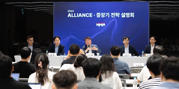 HMM 밸류업지수 편입에 커지는 부담, <a href='https://www.businesspost.co.kr/BP?command=article_view&num=353250' class='human_link' style='text-decoration:underline' target='_blank'>김경배</a> 투자 주주환원 균형 찾는다