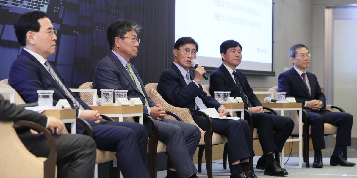 전직 산업부 장관들 "한국 반도체 산업 위기, 전방위적 지원 시급"