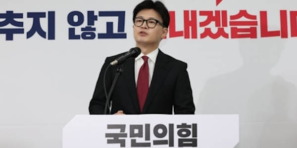 <a href='https://www.businesspost.co.kr/BP?command=article_view&num=361438' class='human_link' style='text-decoration:underline' target='_blank'>한동훈</a> 수평적 당정관계 노력 100일, “‘김건희 여사 폭풍’ 넘어야 개혁 가능” 