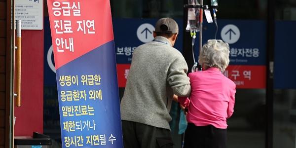 ‘채찍과 당근’ 응급의료 정상화 입법 잇달아, 의정대화 의료계 참여 계기 될까